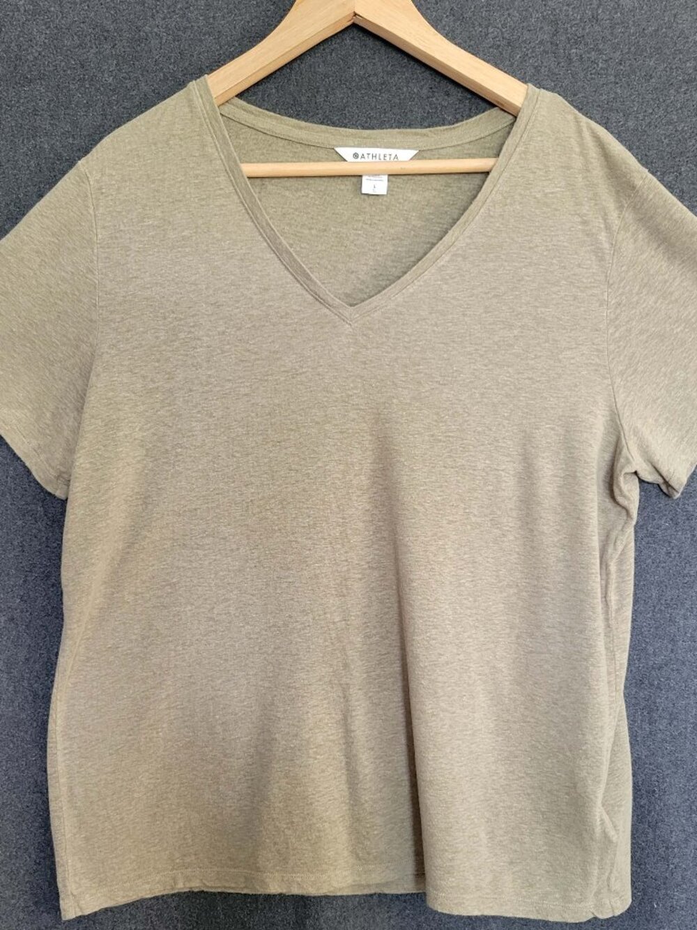Athleta Linen Tencel Getaway V-Neck Olive Shadow T-Shirt Women’s Minimalist L